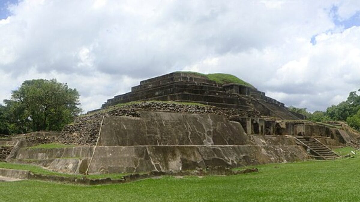 Restos de 33 indivíduos encontrados na estrutura E3-7, em Chalchuapa, foram interpretados como possíveis vítimas de sacrifício humano (Foto: Mariordo / Wikimedia Commons)