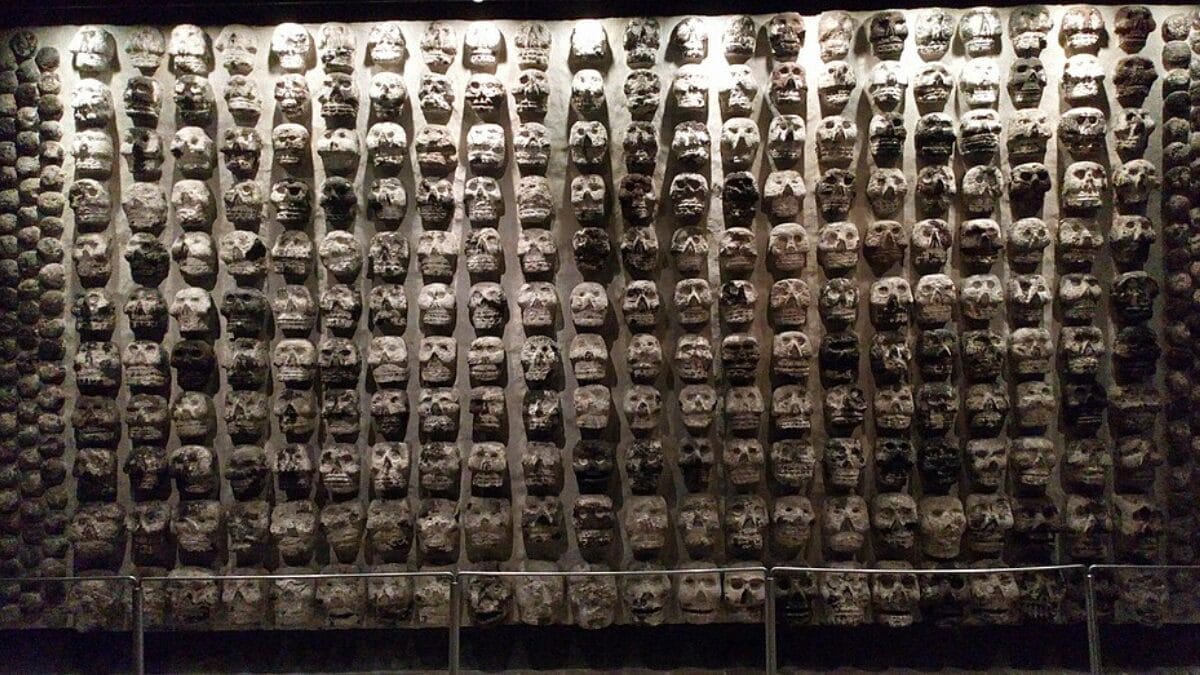 Sepultamento antigo com objetos funerários mostra como a posição do corpo e os itens associados ajudam a interpretar práticas rituais (Foto: Ann Wuyts / Wikimedia Commons / Imagem Ilustrativa)
