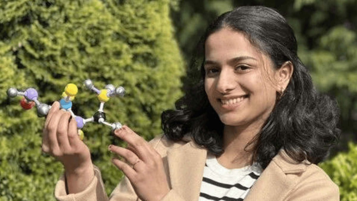 Com um modelo molecular nas mãos, Arya apresenta a ciência por trás do Eco Purge, bioplástico desenvolvido para liberar enzimas durante a decomposição (Foto: Divulgação/The Earth Prize)