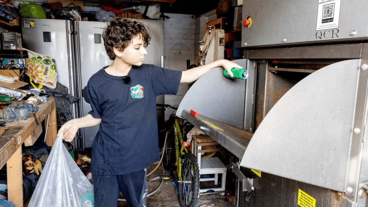 Ryan Hulance coloca uma latinha na prensa industrial usada para compactar o alumínio antes de encaminhá-lo à reciclagem. (Foto: Divulgação/Anita Maric)