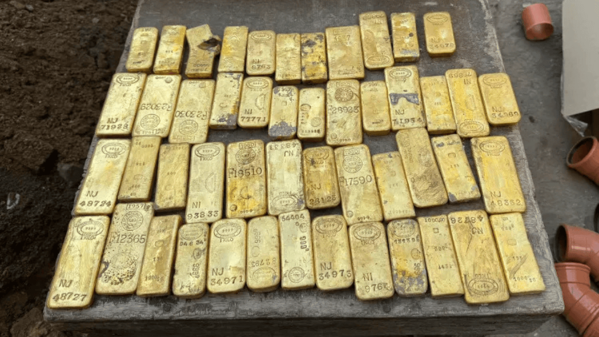 Barras de ouro encontradas durante a reforma estavam escondidas em uma parte emparedada do porão da casa. (Foto: Divulgação/Polícia Local de Dendermonde)