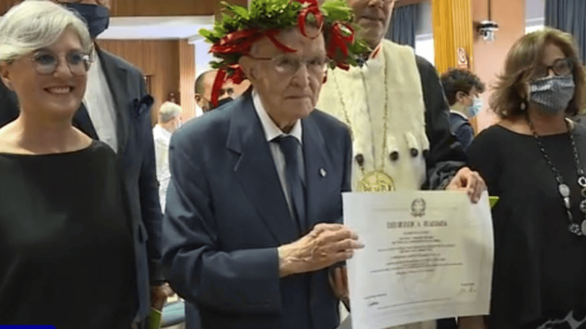 Giuseppe Paternò exibe o segundo diploma conquistado na Universidade de Palermo, dois anos depois de concluir a primeira graduação. (Foto: Reprodução/Rai News)