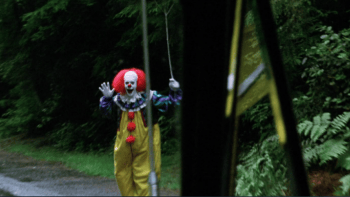 Tim Curry interpretou Pennywise na adaptação de It lançada em 1990, papel que se tornou um dos mais conhecidos de sua carreira. (Foto: Divulgação/IMDb)