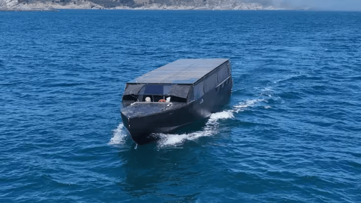 Barco solar navega pelo litoral espanhol depois de atravessar rios, canais e trechos costeiros da Europa (Foto: Divulgação / redes sociais)