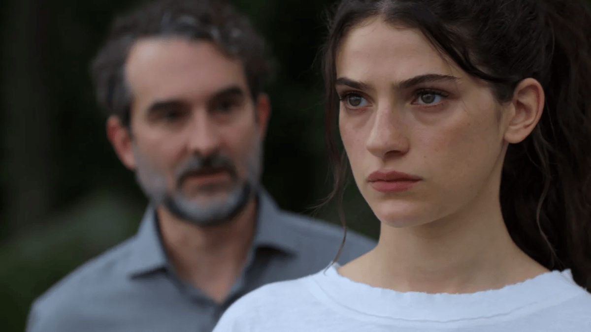 O isolamento da ilha faz Annie descobrir uma realidade bem diferente da que conhecia. (Foto: Divulgação/Prime Video)