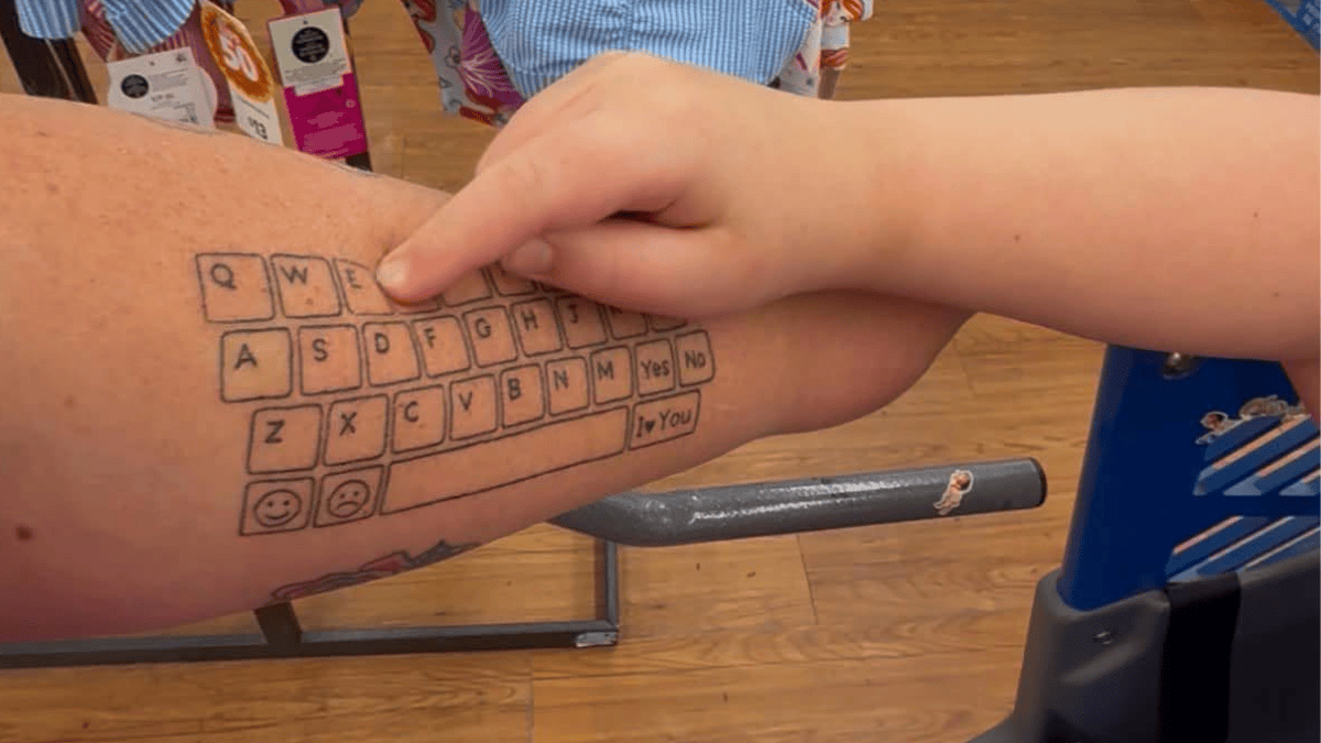 tatuagem de teclado mãe filho autista