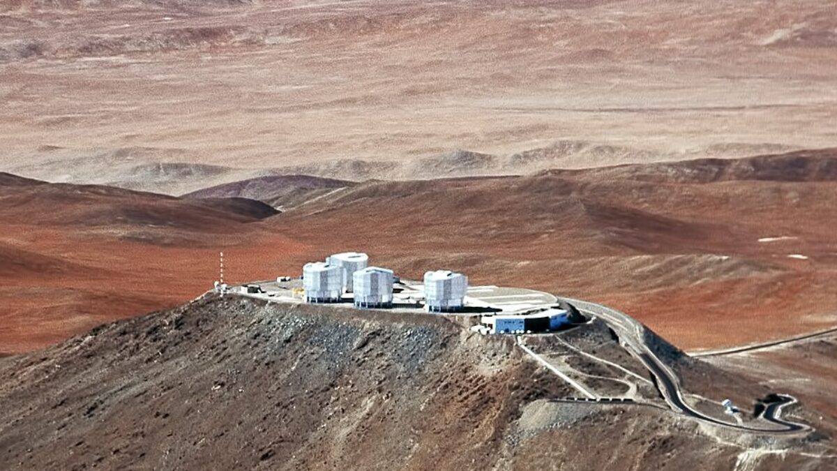 A descoberta se completa em observatórios terrestres como o Very Large Telescope, que confirma sinais, mede movimentos e tenta separar a luz do planeta daquela emitida pela estrela (Foto: ESO/G. Hüdepohl / Wikimedia Commons)