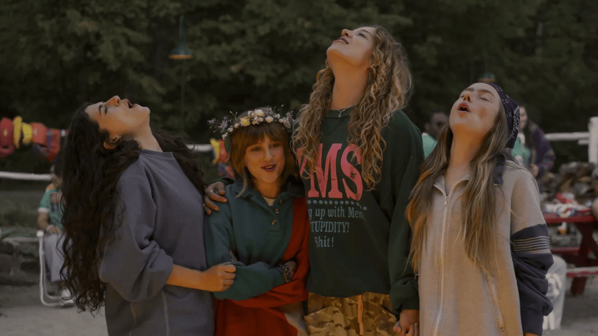 Entre novos relacionamentos e segredos familiares, Annie começa a descobrir o que existe por trás da ilha herdada. (Foto: Divulgação/Prime Video)