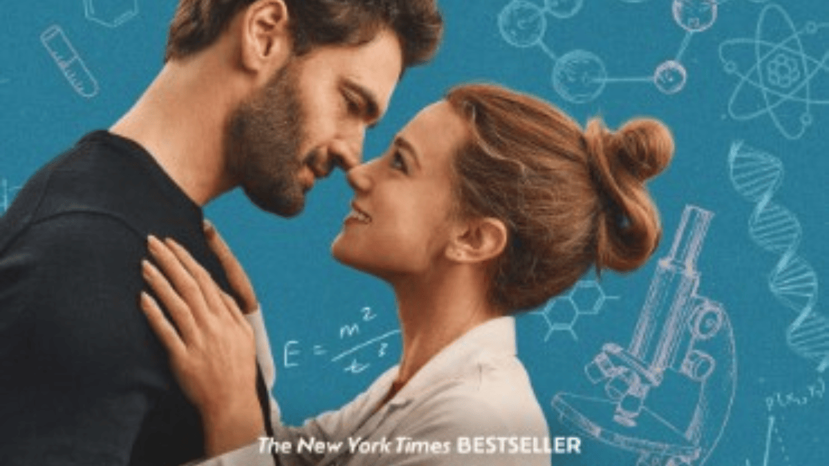 Olive e Adam protagonizam uma cena romântica da adaptação de A Hipótese do Amor, , baseada no best-seller de Ali Hazelwood (Foto: Reprodução / IMDb)