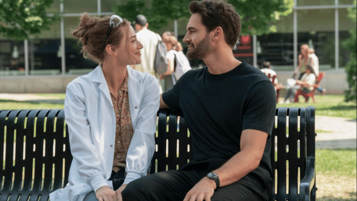 Olive e Adam começam a perceber que a relação de mentira pode estar tomando um rumo inesperado na adaptação de A Hipótese do Amor (Foto: Reprodução / IMDb)