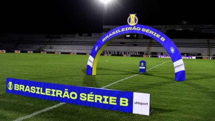 Bola rola no estádio Moisés Lucarelli, no interior paulista (Foto: Marcos Ribolli, PontePress)