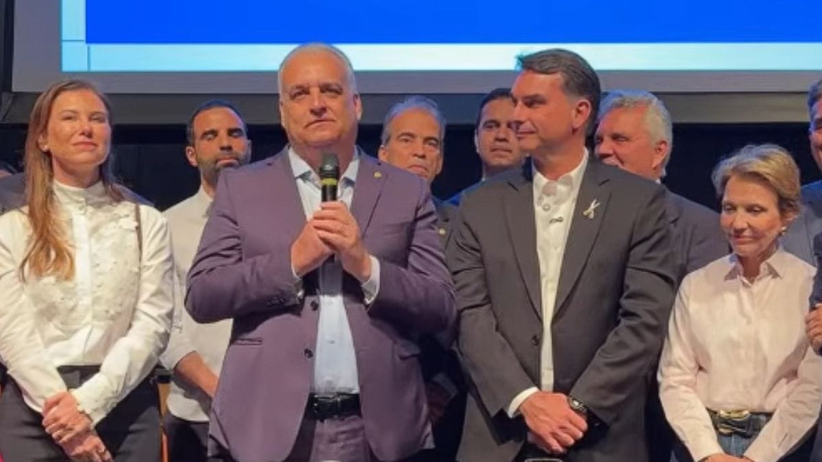 Alfredo Gaspar (ao microfone) foi escolhido como vice na chapa de Flávio Bolsonaro para Eleições 2026