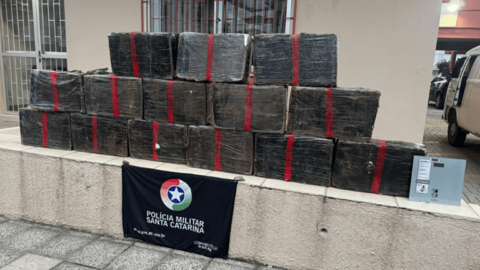 grandes embalagens contendo drogas e uma balança