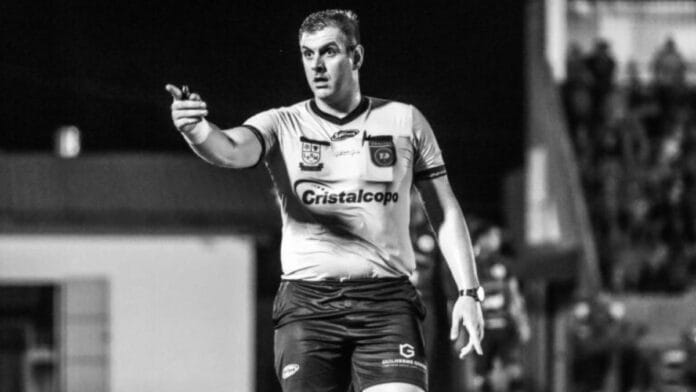 Árbitro de futebol morre aos 32 anos após carro bater em parede e pegar fogo em SC