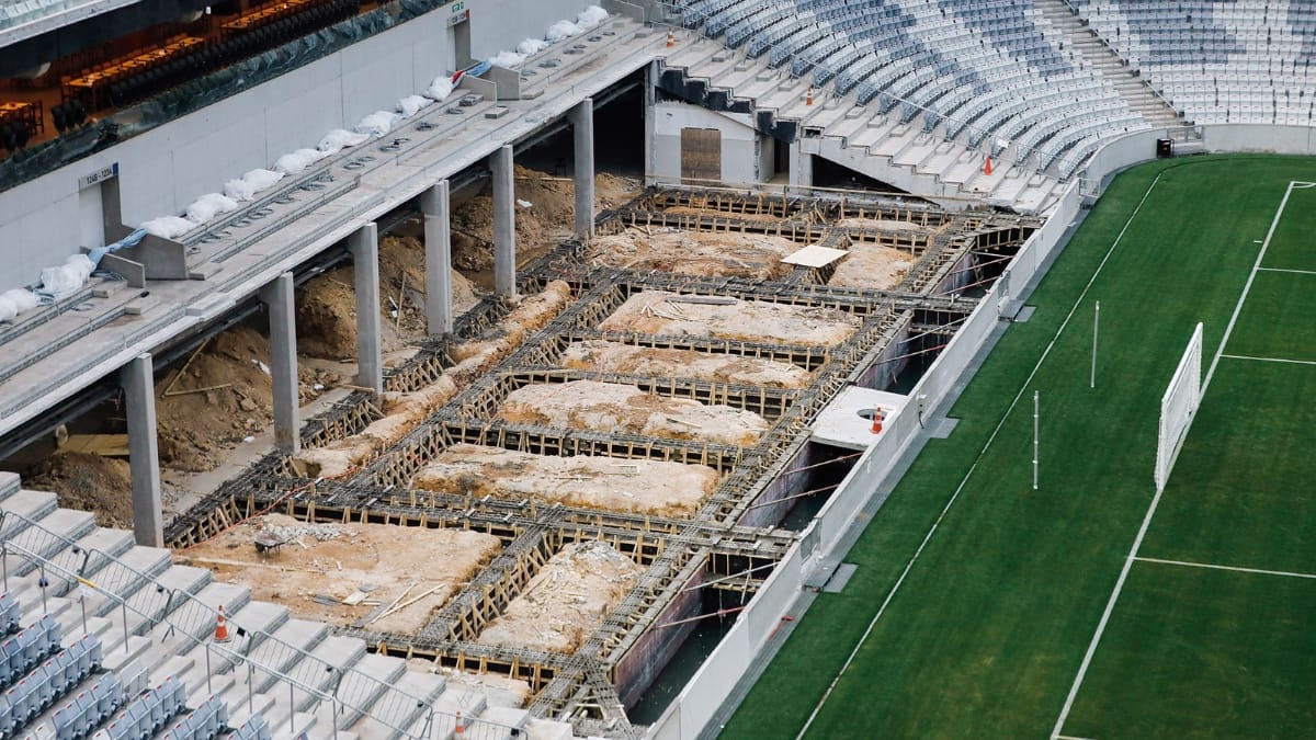 Arquibancada inédita no futebol brasileiro entra na última fase da construção