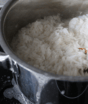 Colocar vinagre na água do arroz antes da fervura: para que serve, o que a ciência confirma e o que o truque não faz