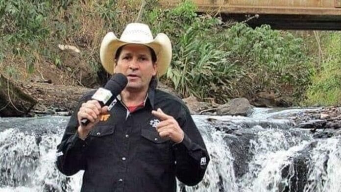 Há mais de 30 anos, acidente com touro mudou sonho de peão e criou um dos maiores locutores de rodeios do Brasil
