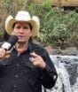 Há mais de 30 anos, acidente com touro mudou sonho de peão e criou um dos maiores locutores de rodeios do Brasil