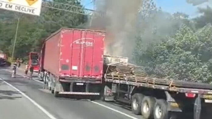Acidente entre três carretas seguido de incêndio causa filas quilométricas na BR-376 entre SC e PR; VÍDEO