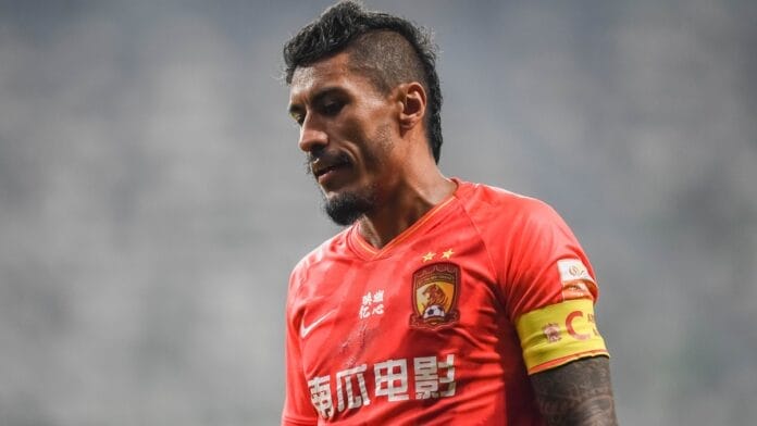 Paulinho foi capitão e craque do time chinês (Foto: Oriental Image via Reuters Connect)