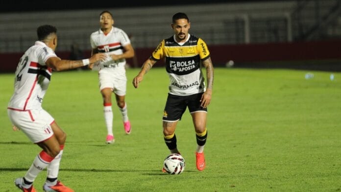Criciúma sofre gol no último lance e empata com o Botafogo-SP pela Série B