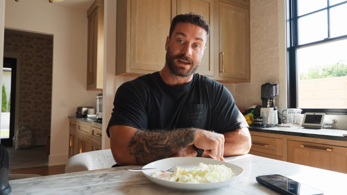 CBum contou sobre a dieta de cinco refeições que fazia (Foto: Chris Bumstead, Reprodução)