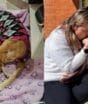 Cachorra é encontrada queimada e com larvas em lixão, mas história comove e jornalista percorre 308km para adoção