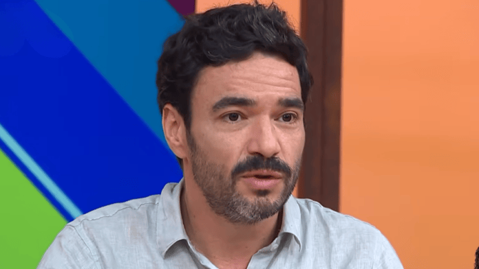 Caio Blat conta como é a criação dos filhos em meio às telas e à IA: “Eu vi eles com dificuldade para ler”