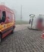 Caminhão tomba e motorista morre ao ficar preso entre a cabine e o chão na BR-116 em SC