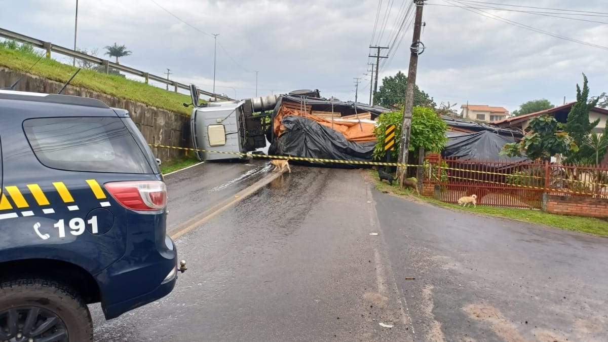Carreta estava carregada (Foto: Divulgação, PRF)