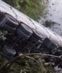 Carreta sai de pista, cai em lago e motorista desaparece em acidente na BR-376