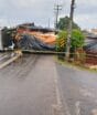Carreta carregada tomba na BR-101, atinge casa e interdita trecho importante de SC