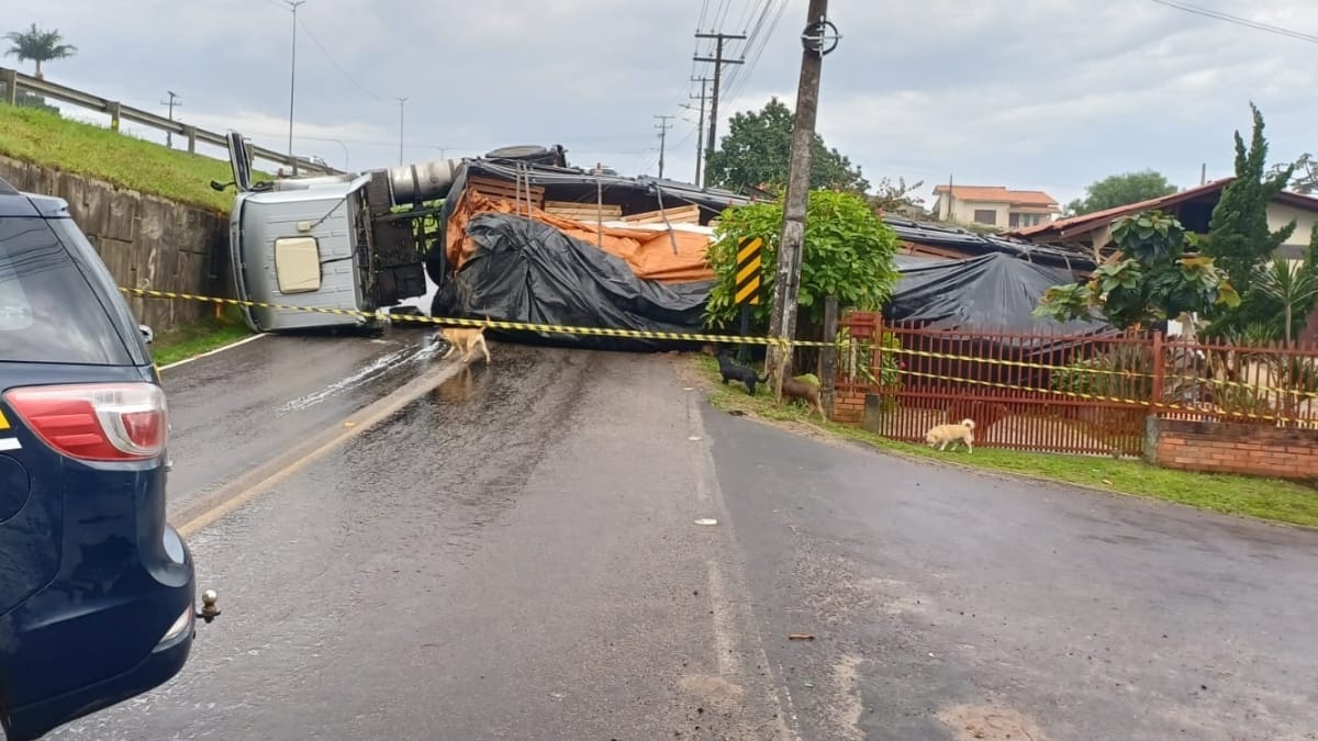 Carreta tomabda na BR-101 (Foto Divulgação, PRF)