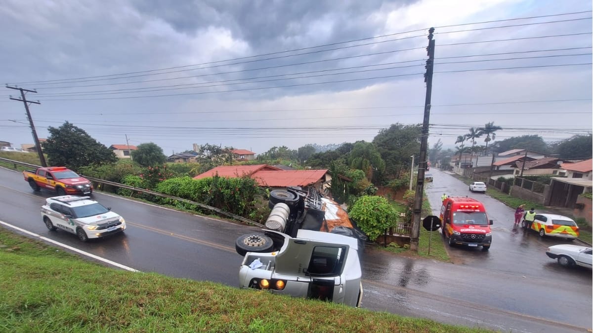 Carreta tomba e atinge propriedade (Foto: Divulgação, PRF)