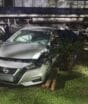 Carro fica destruído após ser atingido por trem e acidente deixa motorista ferido em Jaraguá do Sul