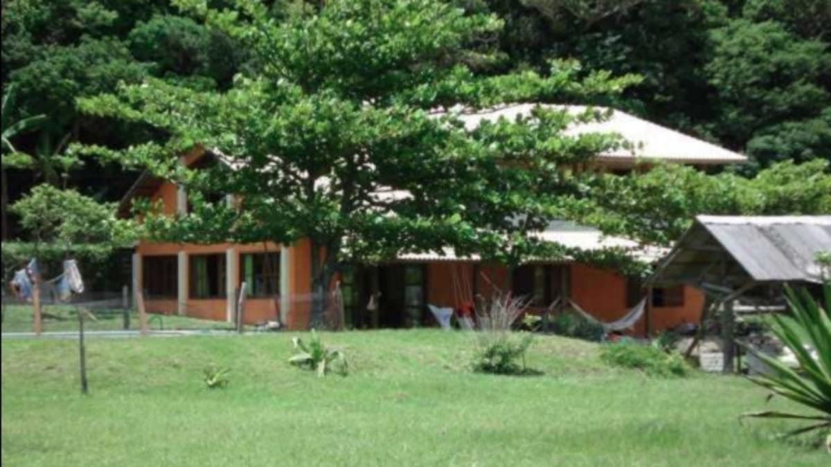 Casa com seis quartos e cinco banheiros na Ilha do Papagaio, em Palhoça (Foto Divulgação, Buch Imóveis)