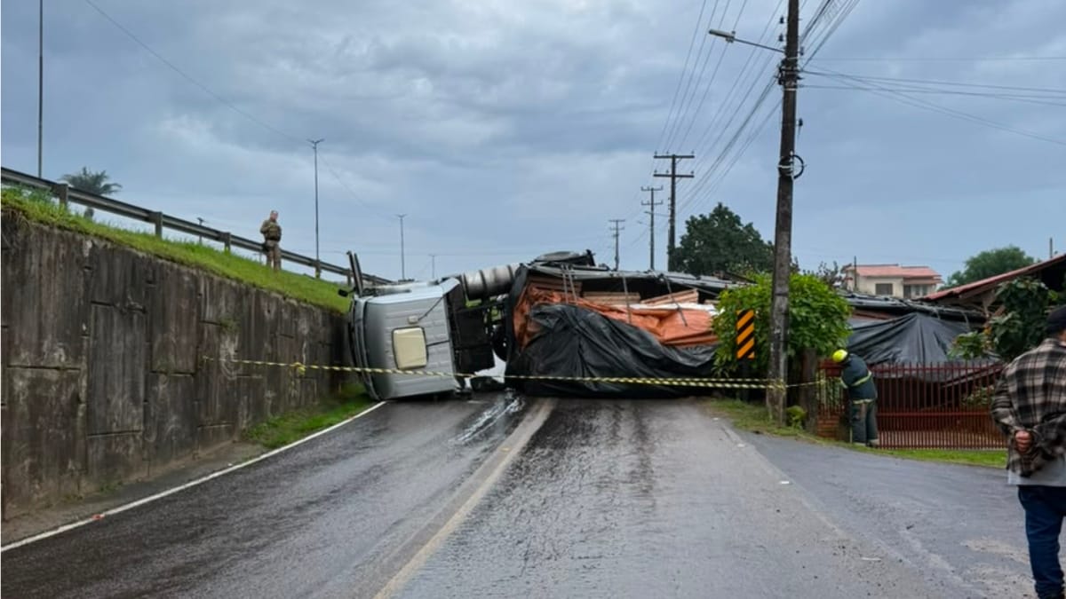 Casa é atingida pela carga da carreta (Foto: Divulgação, PRF)