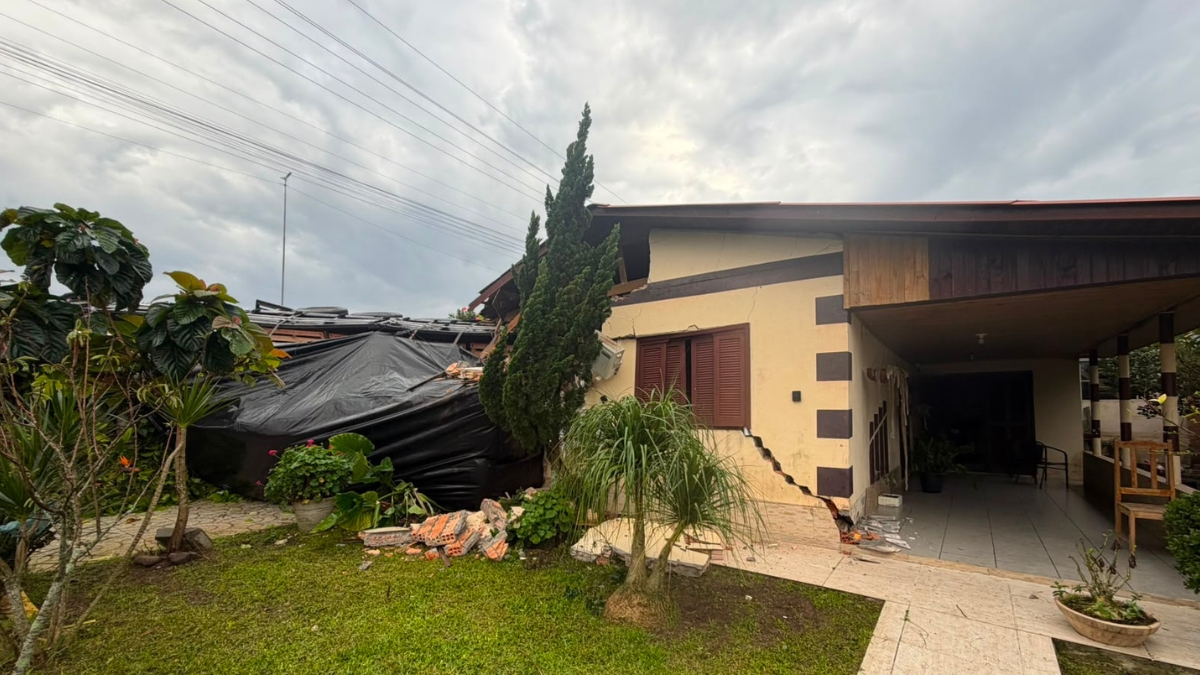 Casa é atingida pela carga da carreta (Foto: Divulgação, PRF)