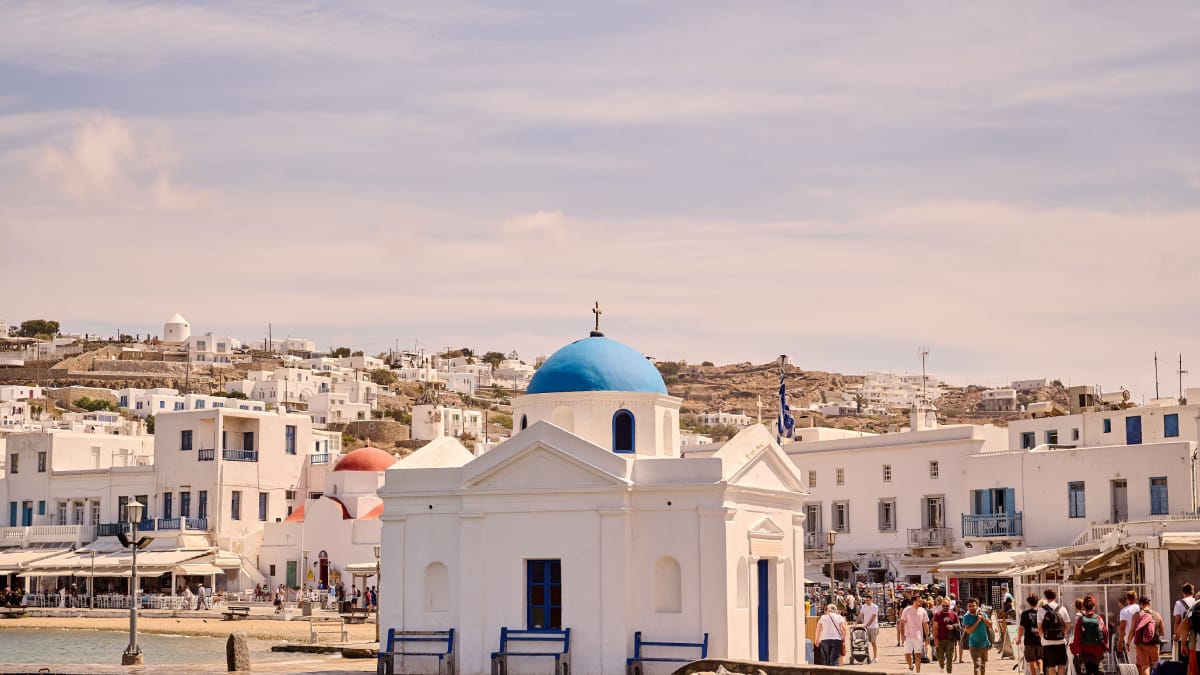 A combinação entre branco e azul se tornou um dos principais símbolos visuais de destinos como Santorini e Mykonos (Foto: Xavier Messina/ Pexels)