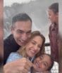 César Tralli e Ticiane Pinheiro aparecem “ensopados” com as filhas em viagem