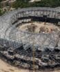 Com estrutura de R$ 2,5 bilhões, megaestádio construído sobre solo vulcânico instala última peça da cobertura