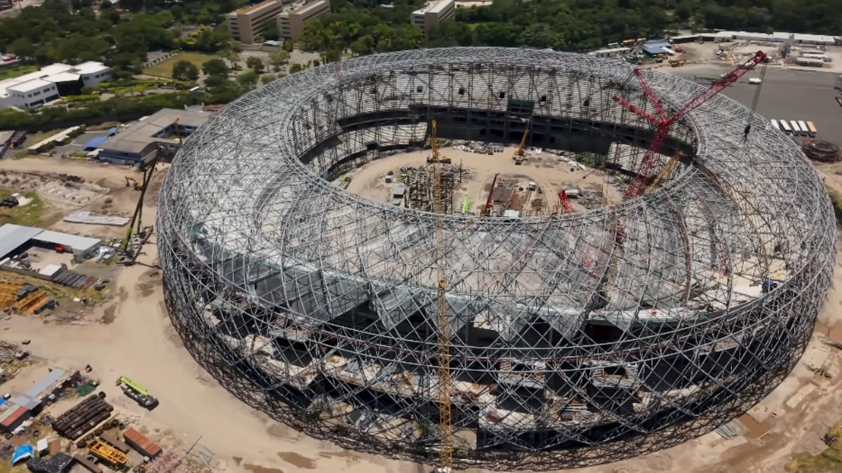 Com estrutura de R$ 2,5 bilhões, megaestádio construído sobre solo vulcânico instala última peça da cobertura