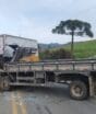 Batida entre dois caminhões interdita a BR-282, na Grande Florianópolis, e deixa um morto