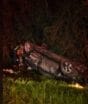 Criança de 8 anos tem ferimentos graves e idosa morre após carro capotar e ficar destruído em acidente na BR-280