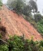 VÍDEO: Deslizamento de terra em Blumenau interdita rua parcialmente até análise da Defesa Civil
