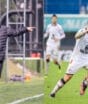 Diego Souza, ex-Grêmio e Vasco, estreia em novo clube aos 41 anos com derrota em jogo de seis gols
