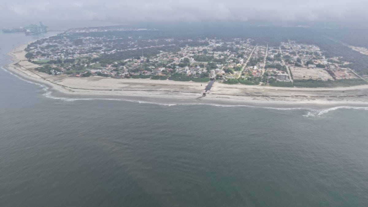 Alargamento de praia em Itapoá