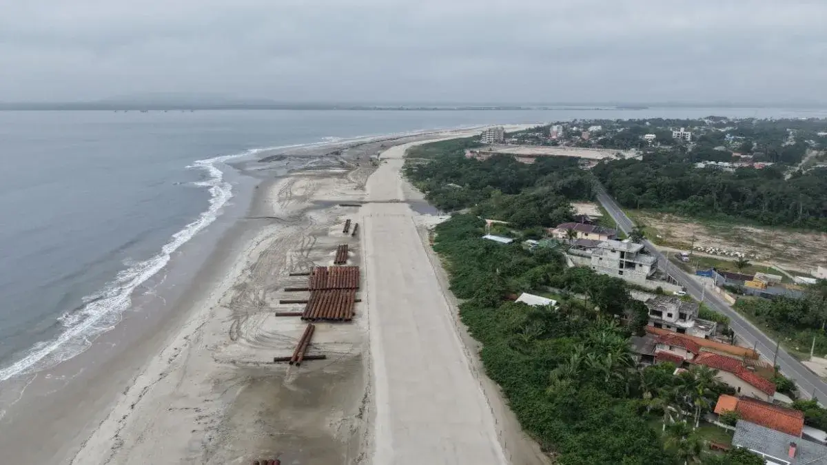 Alargamento de praia em Itapoá