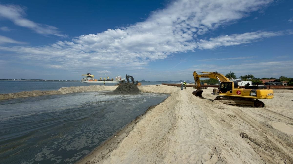 Alargamento de praia em Itapoá