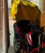 Entregador morre após bater de moto contra poste em Camboriú